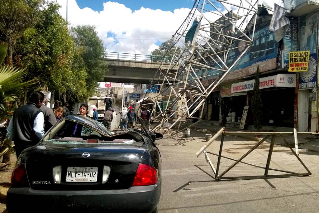 Uno más. Eduardo Alejandro Baños Valencia vio como su  vehículo fue aplastado por un anuncio espectacular, en Tultitlán. (EL UNIVERSAL)