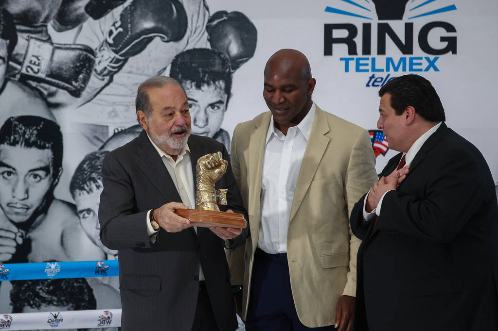 El empresario mexicano Carlos Slim Helú recibió 'El Puño de Oro 2016', de manos del ex boxeador Evander Holyfield y de Mauricio Sulaimán. Carlos Slim refrenda apoyo al boxeo por mucho tiempo