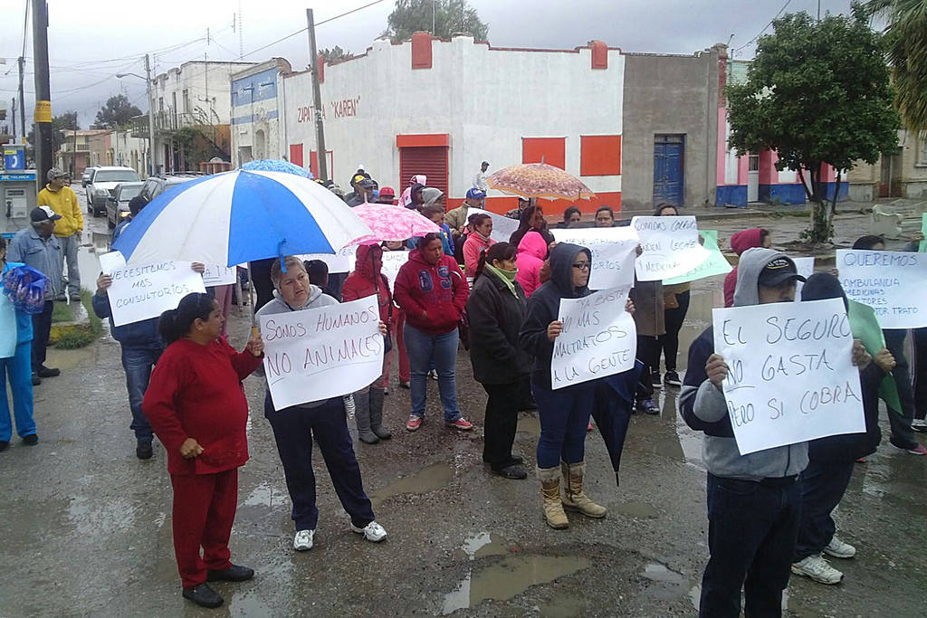 Inconformes. Salen a manifestarse contra el mal servicio y las carencias en la Clínica 30 del IMSS en Bermejillo.