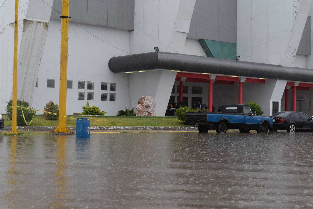 Inundado. El estacionamiento de la Expo Feria se convirtió en una inmensa laguna. 