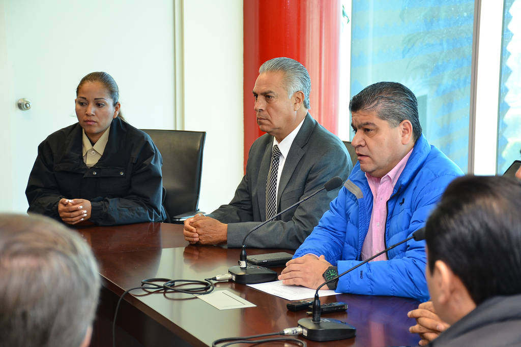 Nuevos. El alcalde Miguel Riquelme presentó a Jorge Jiménez Favela y a Martha Alicia Puentes Mota, director general y directora operativa, respectivamente de Vialidad Municipal. (Fernando Compeán)