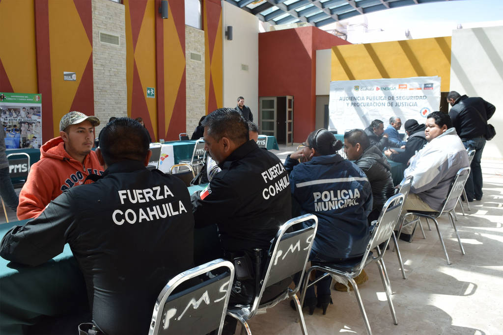 Atención. Los módulos de todas las corporaciones de seguridad se instalaron en el Auditorio municipal. (MARY VÁZQUEZ)