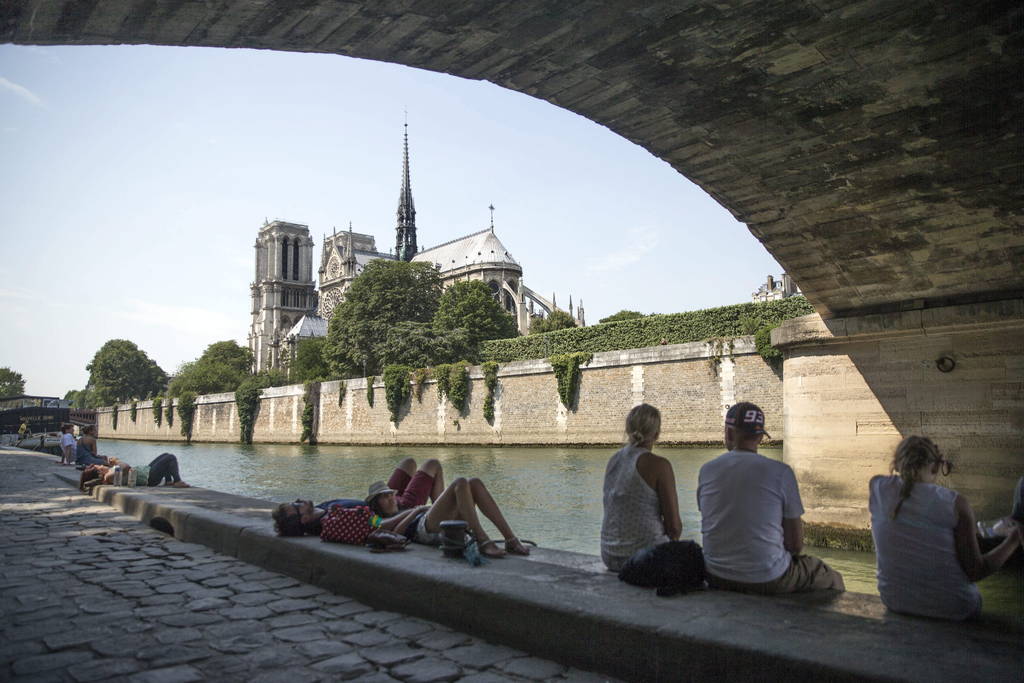 Precavidos. Paseantes disfrutan del Río Sena. En París ya se preparan por si llega una inundación.