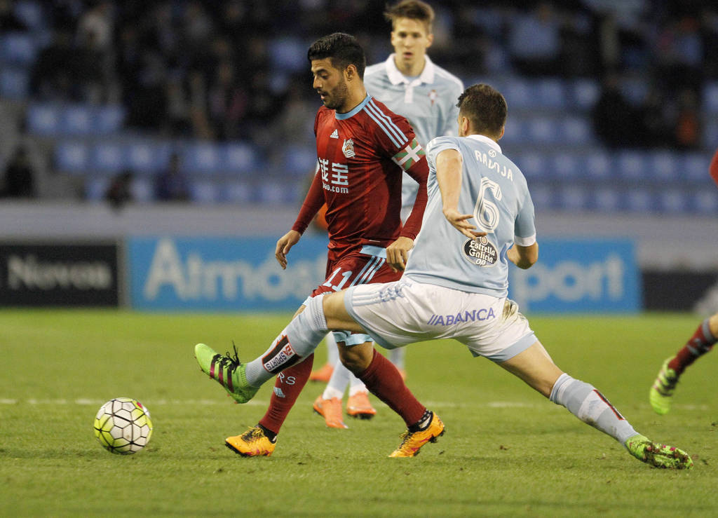 El centrocampista del Celta de Vigo Nemanja Radoja (d) pelea un balón con el delantero de la Real Sociedad Carlos Vela (c). (EFE)