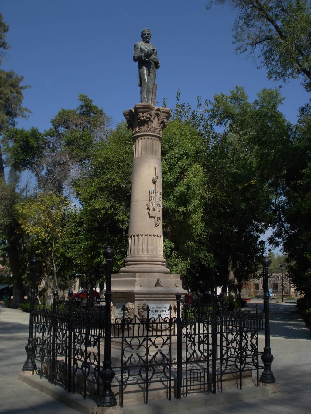 La plazuela y el monumento a Benito Juárez