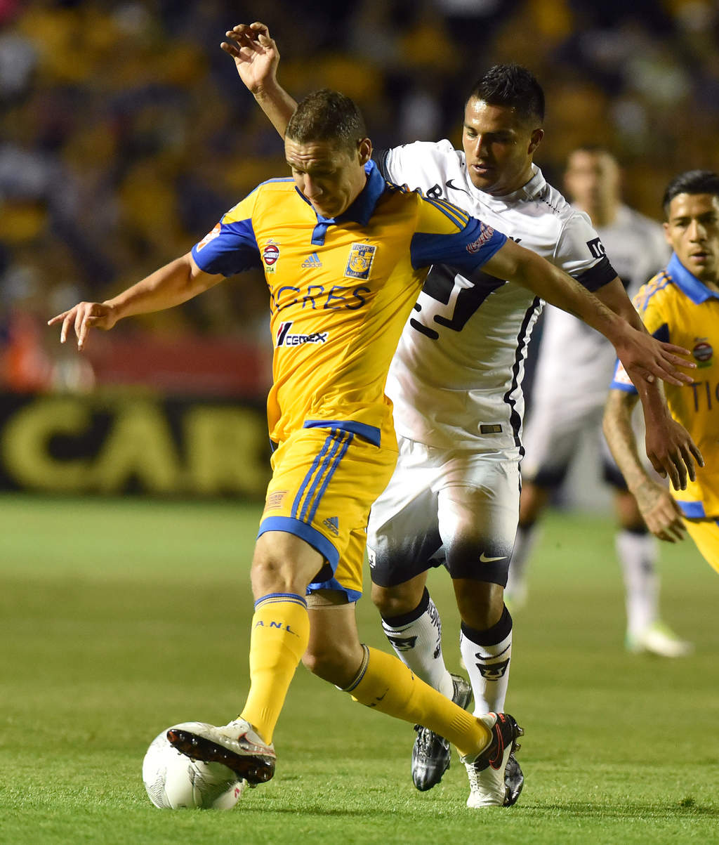 Jesús Dueñas (i) protege el balón ante la marca de Javier Cortés. (EFE)