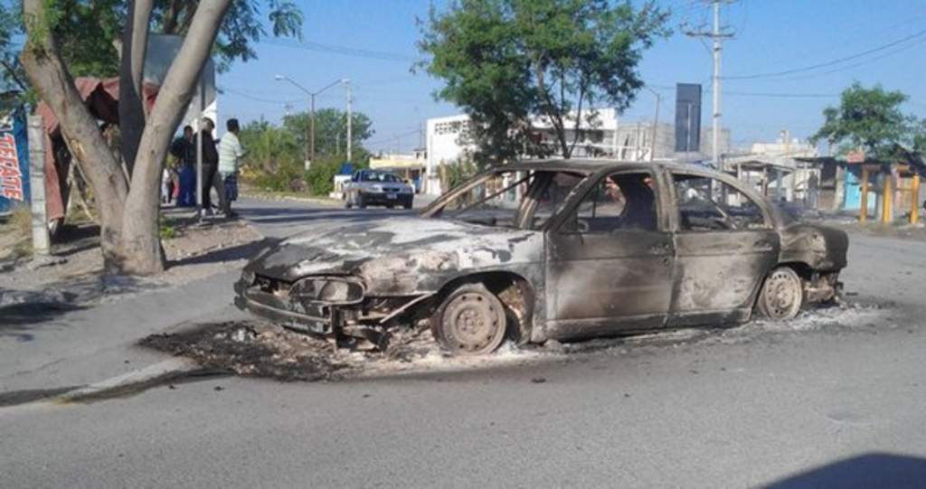Sujetos desconocidos incendiaron vehículos en los libramientos Sur y Matamoros-Monterrey para interrumpir el flujo vehicular.