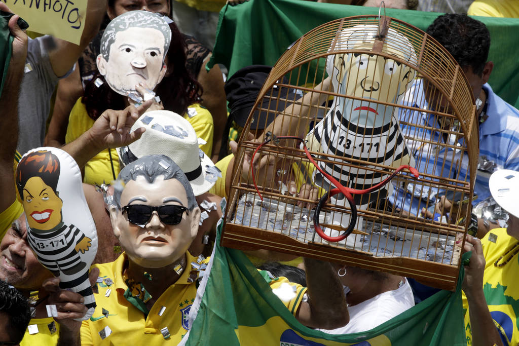 Manifestantes. Además se observaron globos y figuras haciendo alusión al expresidente Luiz Inácio Lula da Silva.