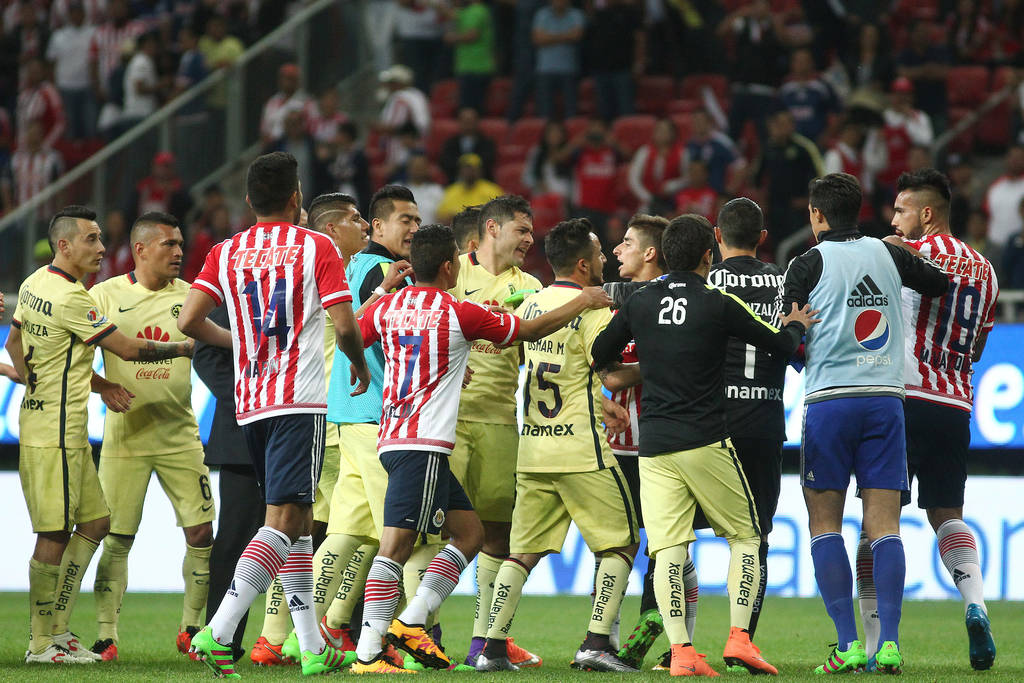 Durante varios momentos del encuentro, jugadores de Chivas y Águilas protagonizaron conatos de bronca. (EFE)