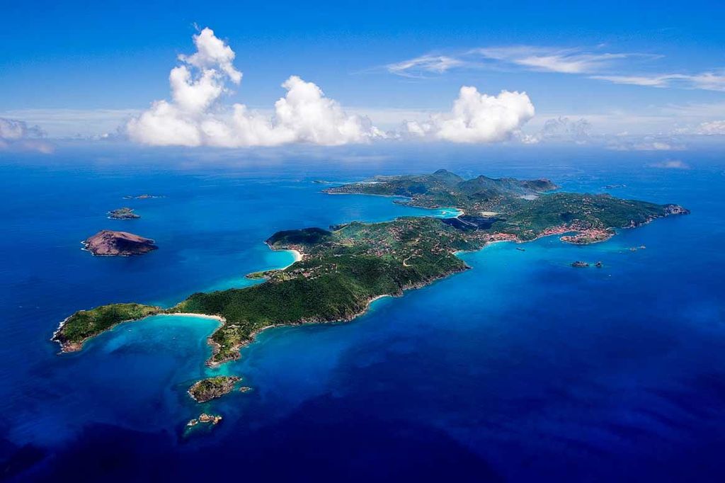 St. Barths es una isla caribeña, antiguamente asolada por piratas y ahora frecuentada por estrellas de cine y magnates. 