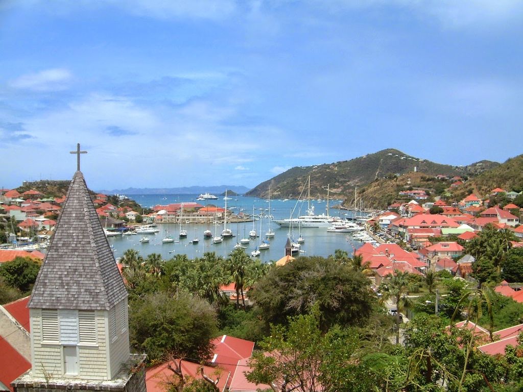 St. Barths es una isla caribeña, antiguamente asolada por piratas y ahora frecuentada por estrellas de cine y magnates.