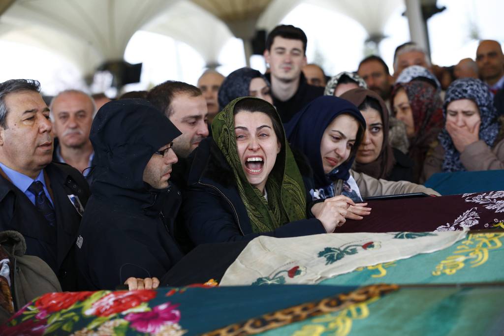 Luto. Varias mujeres en Turquía lloran amargamente la muerte de sus familiares tras el atentado en coche bomba en Ankara, Turquía.