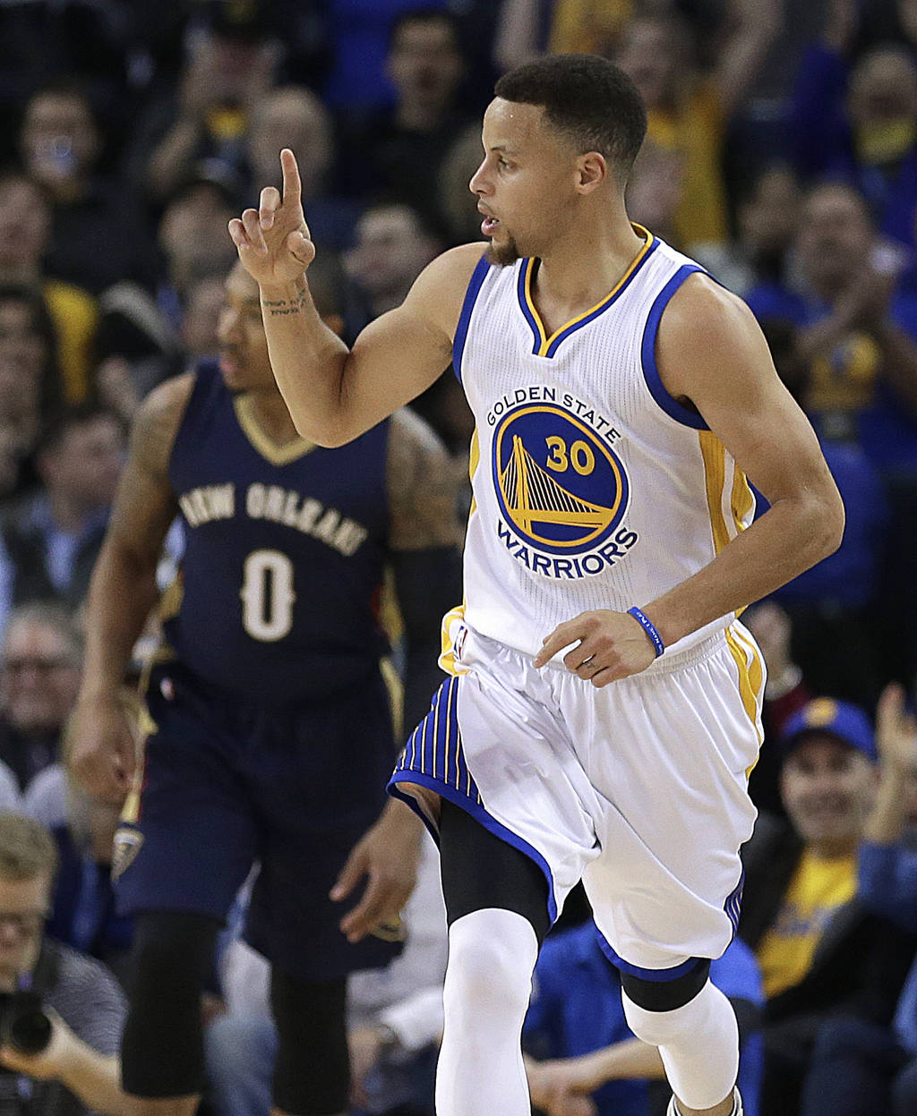 Stephen Curry fue nuevamente la figura del partido aunque no jugó en el último cuarto. El astro consiguió 27 puntos y 5 rebotes. (AP)