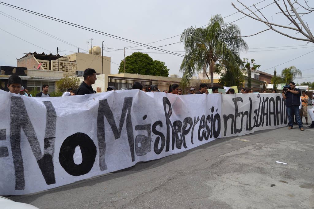 Se manifiestan. FNERRR vuelve a CNDH para ejercer presión por caso de jóvenes expulsados de la Narro. (EDITH GONZÁLEZ)