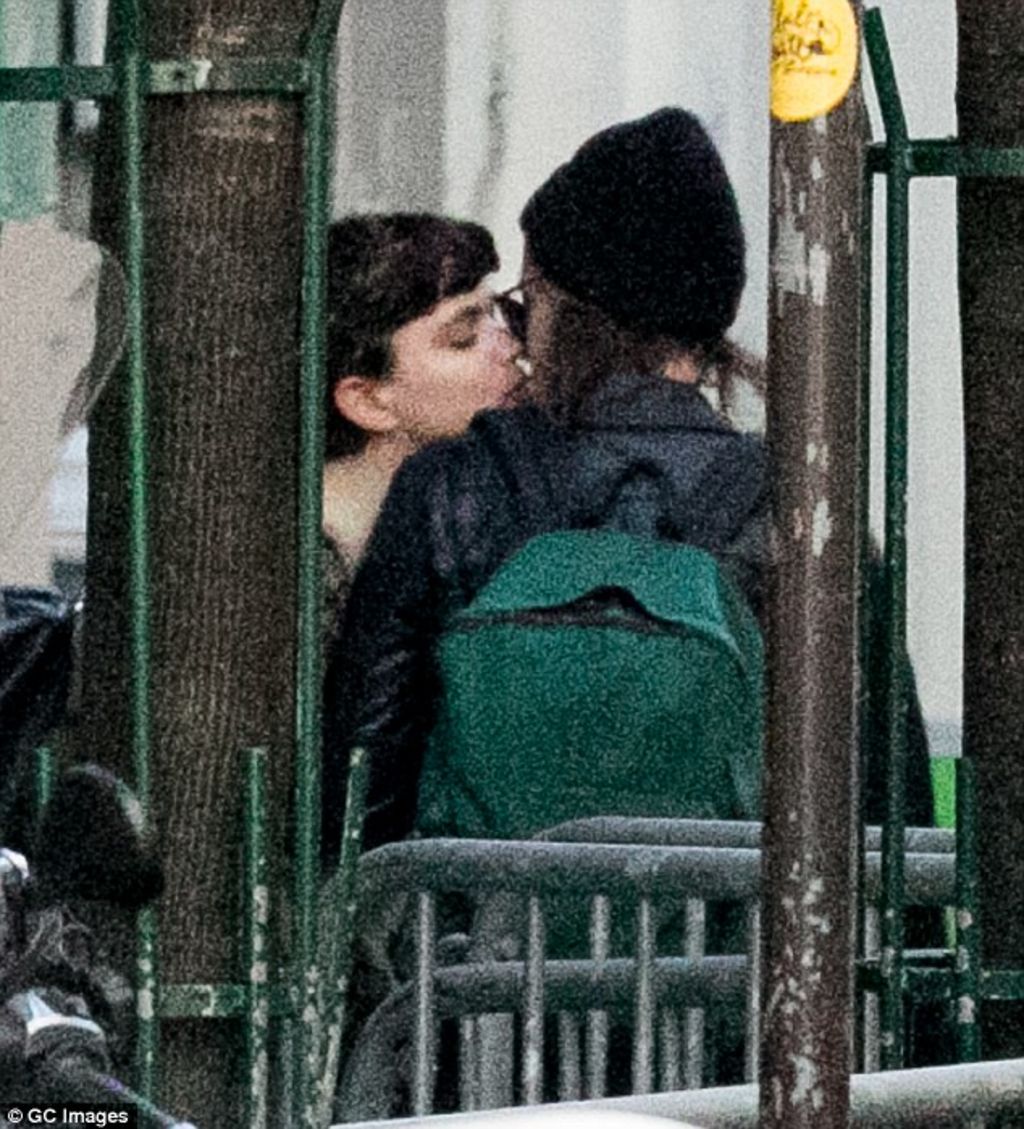 La jóvenes artistas fueron captadas besándose en París. (DAILYMAIL.CO.UK)