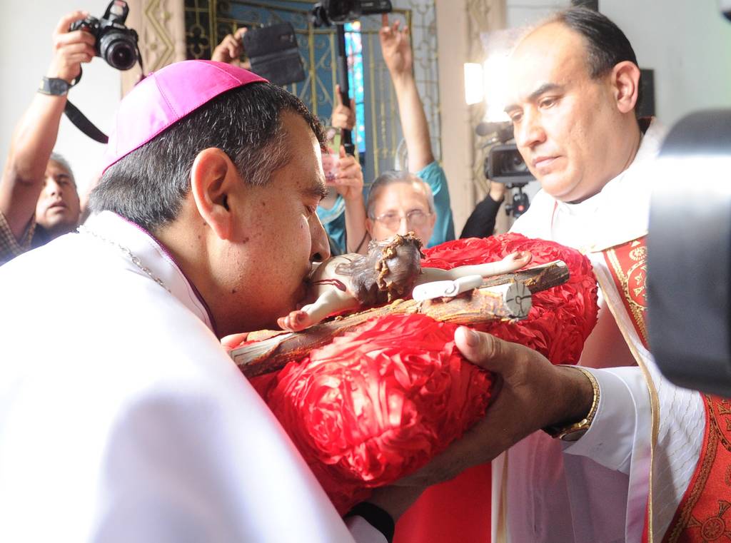 Lo reciben. Llega a Gómez Palacio, el nuevo obispo de la Diócesis, quien fue recibido con mucho fervor por los ciudadanos.