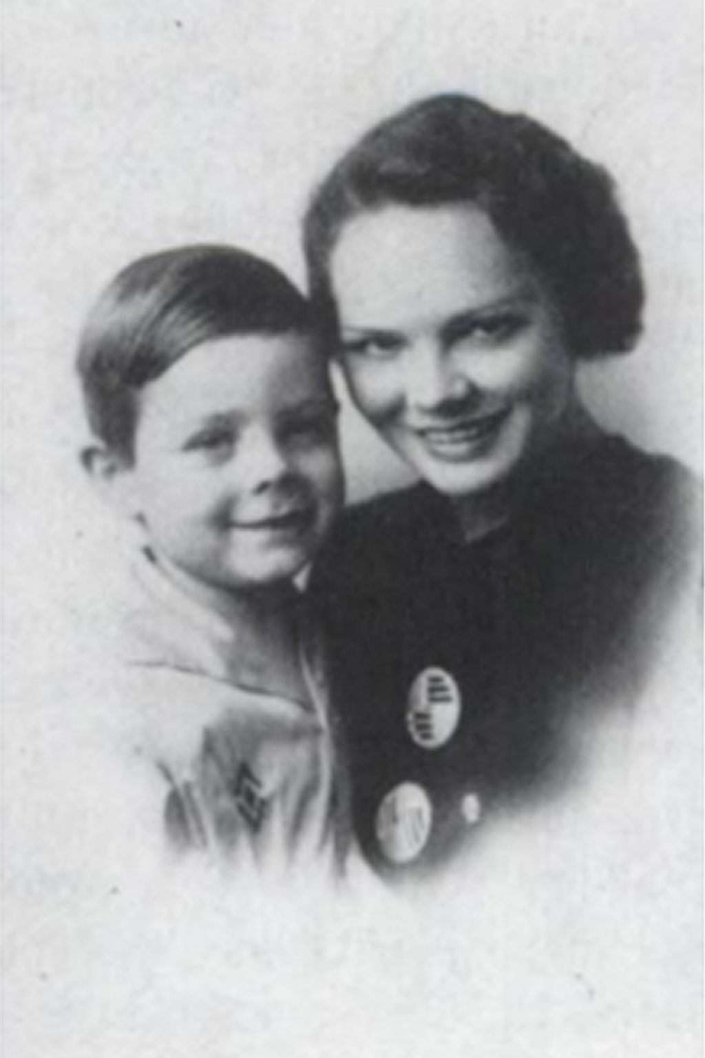 Infancia. Bernard Francis Law a la edad de cuatro años junto a su madre.