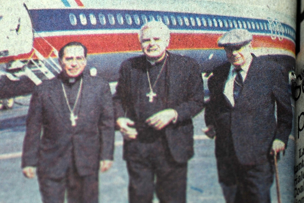 Visita. En 1992, Law regresó a su tierra natal y fue recibido por el entonces obispo de Torreón, Luis Morales Reyes y el obispo emérito Fernando Romo.