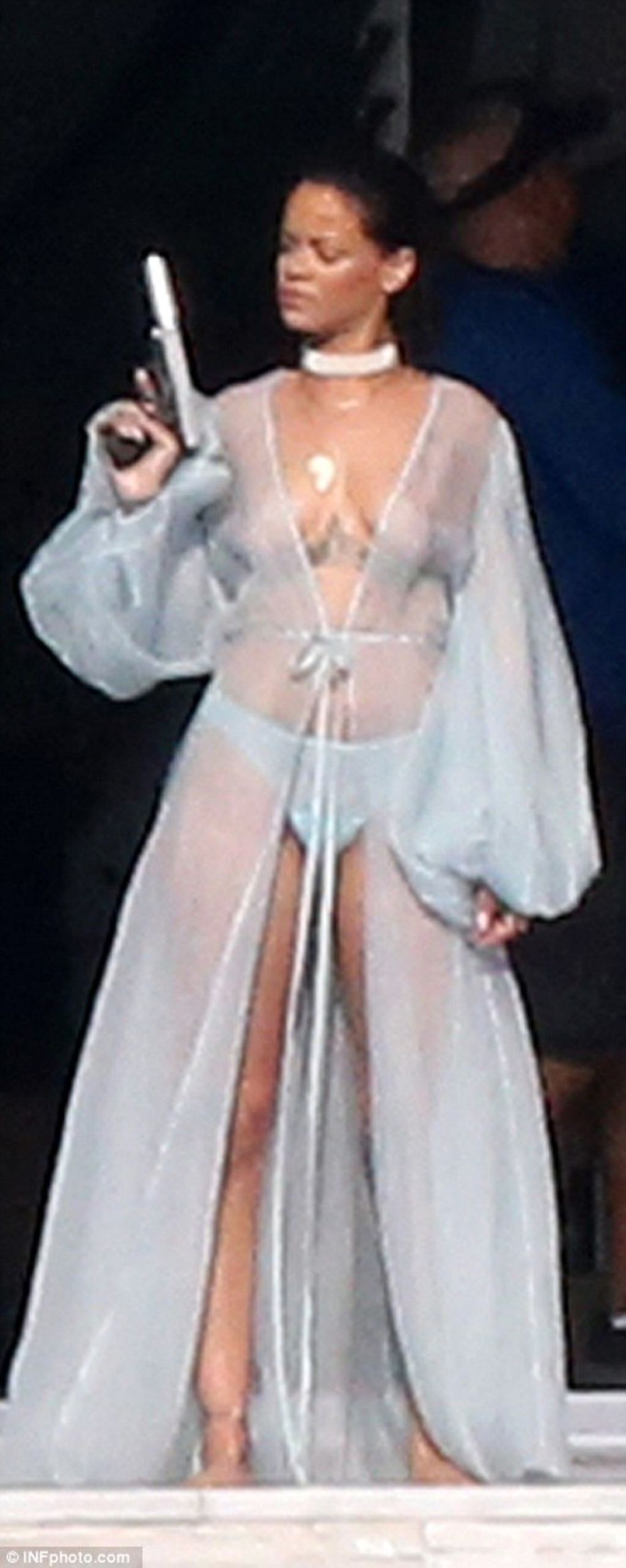 Rihanna fue captada muy sensual usando una bata transparente y sin sostén. (DAILYMAIL.CO.UK)