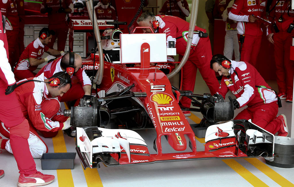 El alemán Sebastian Vettel, y su equipo Ferrari, está listo para dar la pelea al británico Lewis Hamilton. (AP)