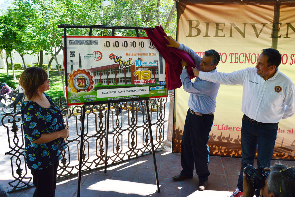 Develan. Develó la placa el alcalde de Lerdo Luis de Villa y el director del Instituto Tecnológico de Lerdo Carlos Landeros. (EL SIGLO DE TORREÓN)