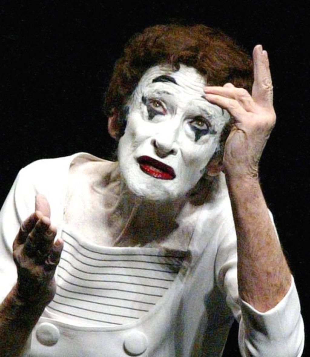 Marcel Marceau creó y fundó su propia compañía de pantomima que llevaba su nombre, la única en el mundo de esa época, que se presentó en los mejores teatros de París, así como también en teatros de Europa y América. (INTERNET)