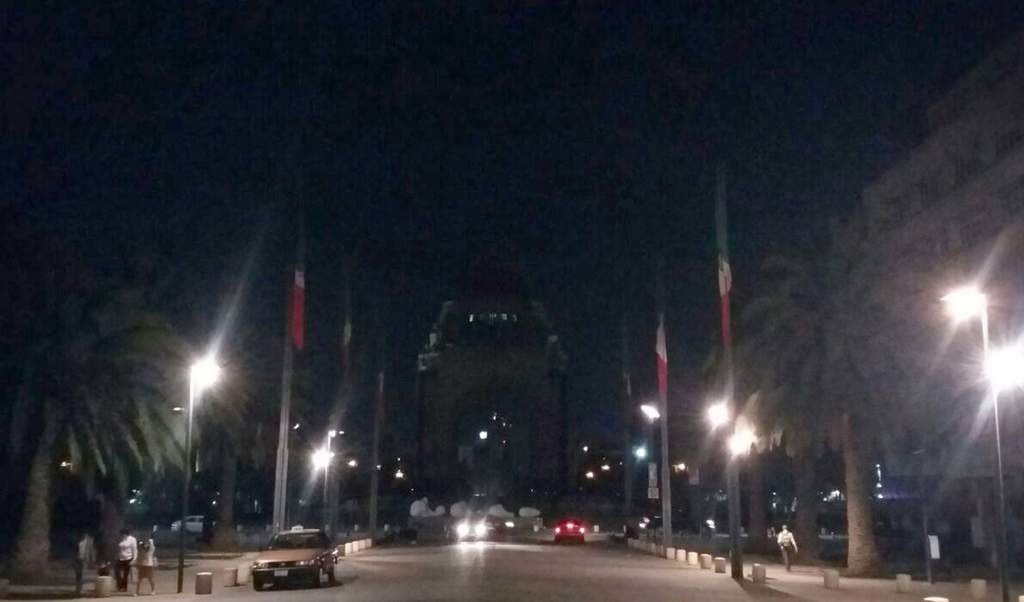 Apagado. El Monumento a la Revolución también se quedó sin su tradicional iluminación para unirse a la causa.

