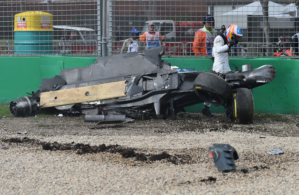 El carro del español Fernando Alonso quedó muy dañado, afortunadamente el piloto salió por su propio pie. (AP)