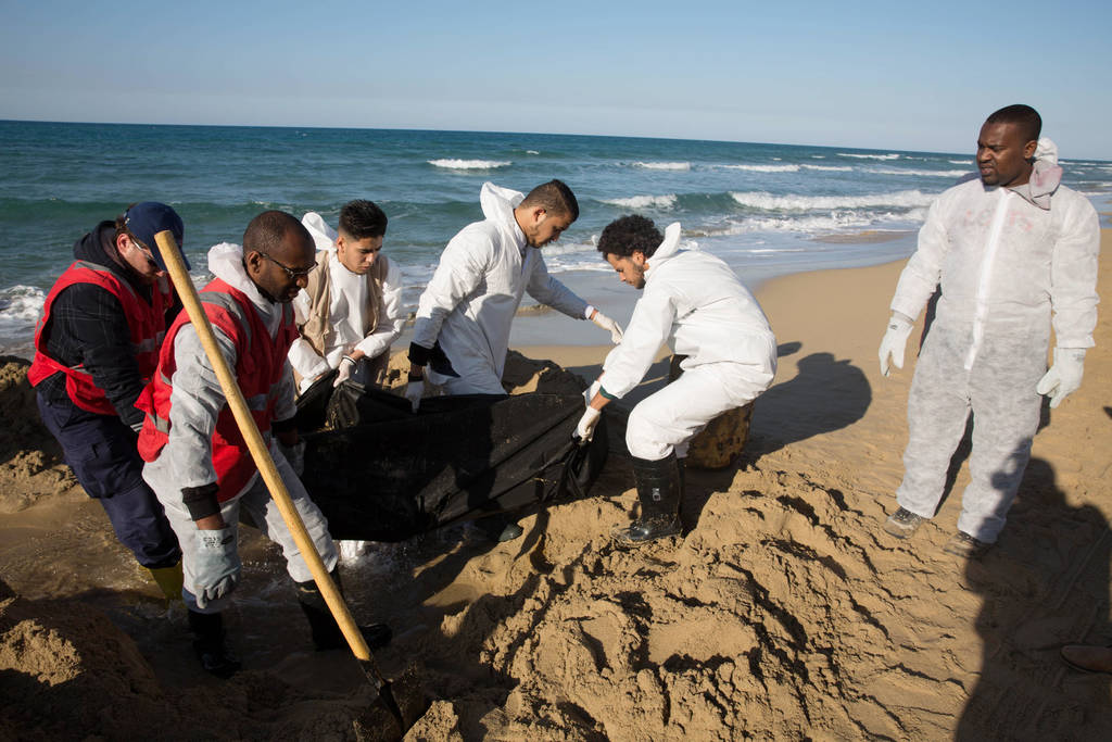 Localizan. Los trabajadores de la Media Luna Roja Libia recogieron nueve cuerpos más dos días después de que un barco se hundió frente a la costa este de la ciudad de Trípoli.
