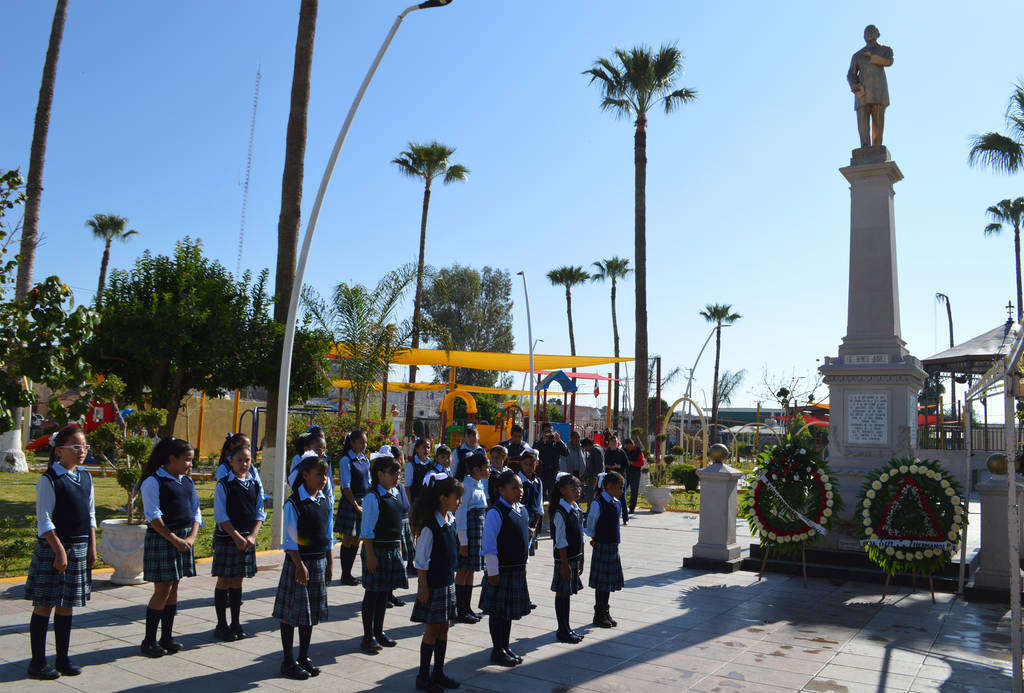 Celebración. Se dejaron ofrendas florales y se entonaron canciones en el monumento a Juárez, frente a la presidencia municipal. (ROBERTO ITURRIAGA)