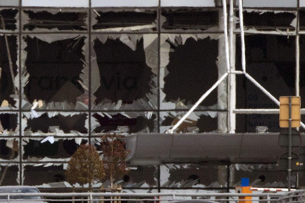 Las dos primeras explosiones tuvieron lugar en el aeropuerto internacional de Zaventem, mientras que la tercera ocurrió en la estación de metro Maelbeek, cercana a las instituciones de la Unión Europea. (AP) 