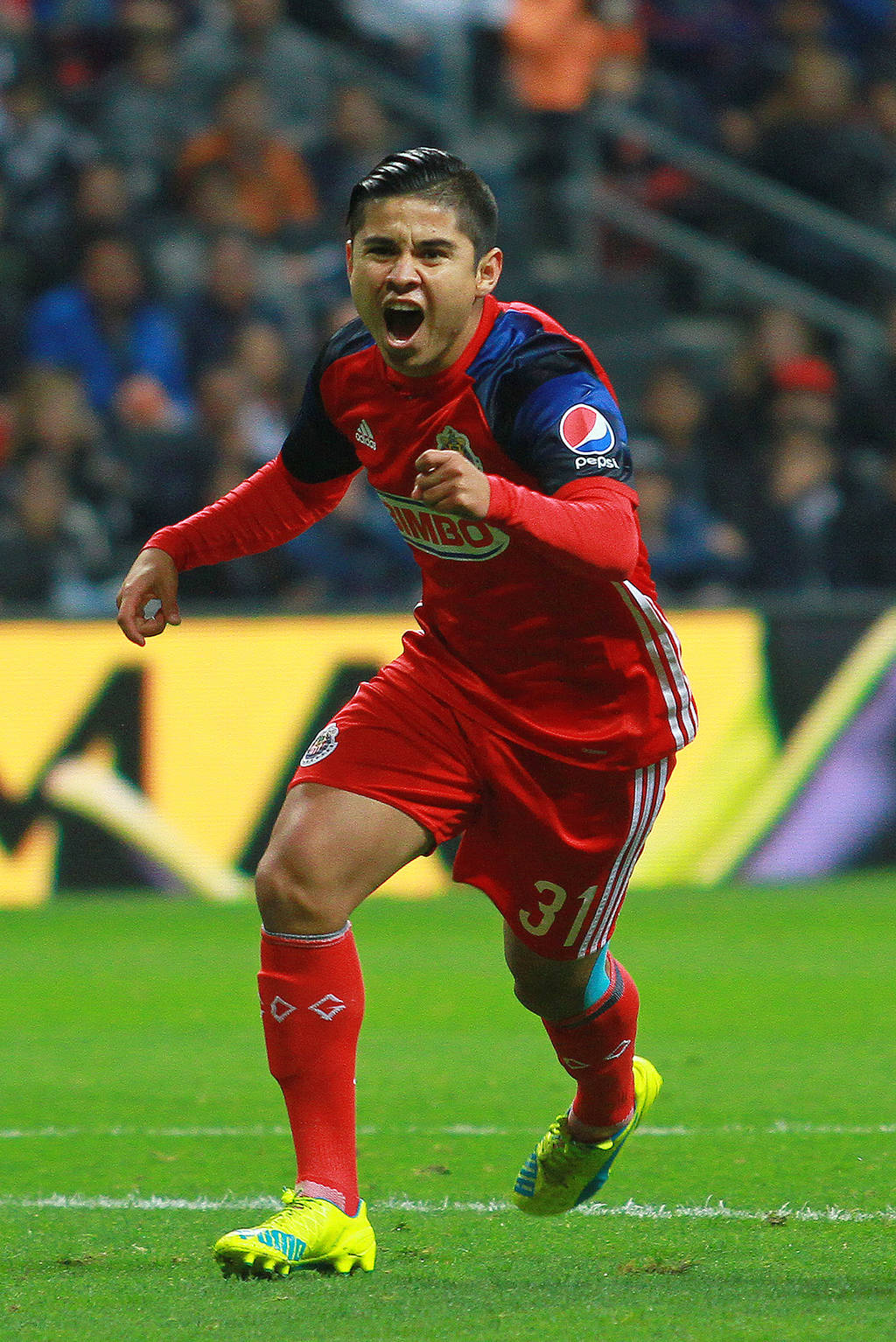 El joven jugador de las Chivas anotó dos importantes goles en la victoria de la semana pasada contra Monterrey. (Jam Media)