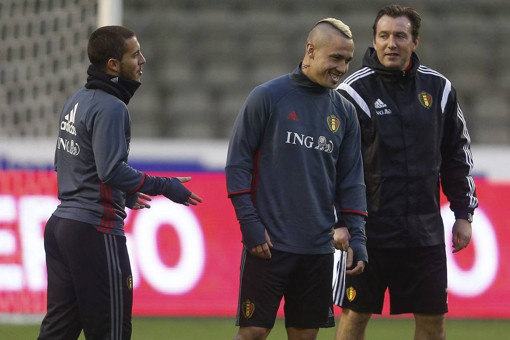 El centrocampista de la selección belga, Eden Hazard (i) junto con Radja Nainggolan (c) y el entrenador Marc Wilmots (d) durante el entrenamiento del equipo en el estadio Balduino de Bruselas. (EFE)