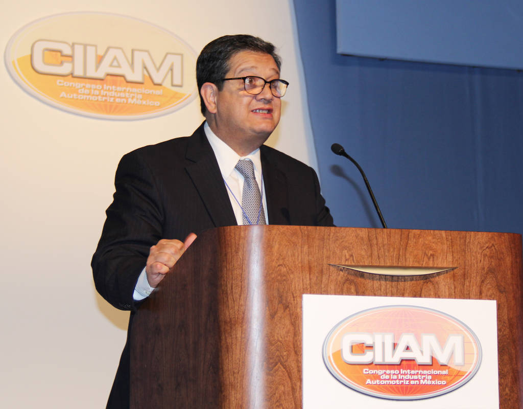 Invitación.  Óscar Albín, presidente de la Industria Nacional de Autopartes en foto de archivo en el foro realizado en 2015. (CORTESÍA)