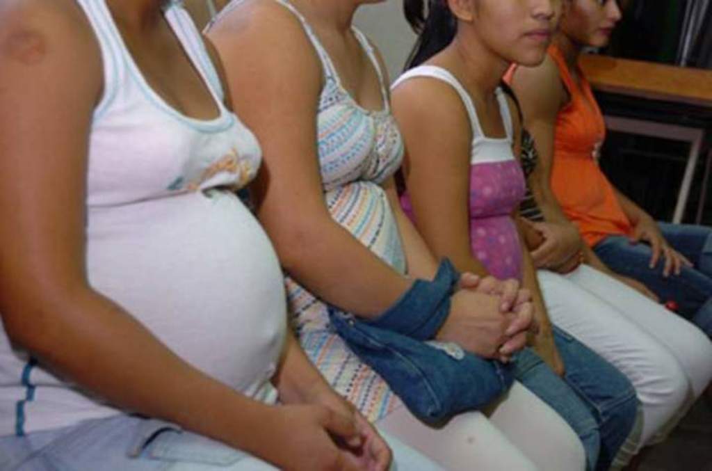 Regulación. Lo que se prohibiría es la explotación de mujeres con fines reproductivos, el recurso de gestar a un bebé en un vientre ajeno al de la pareja genética será permitido bajo supervisión.
