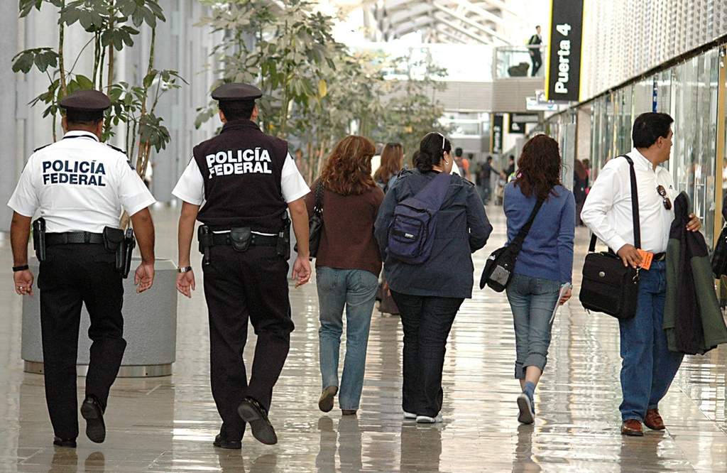 Autoridades mexicanas determinaron elevar la alerta en terminales aéreas del país para prevenir cualquier contingencia ante el inicio de los días fuertes de vacaciones. (ARCHIVO)