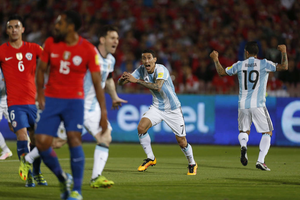 Ángel di María anotó un soberbio gol contra la selección chilena, en duelo por eliminatoria mundialista. (AP)