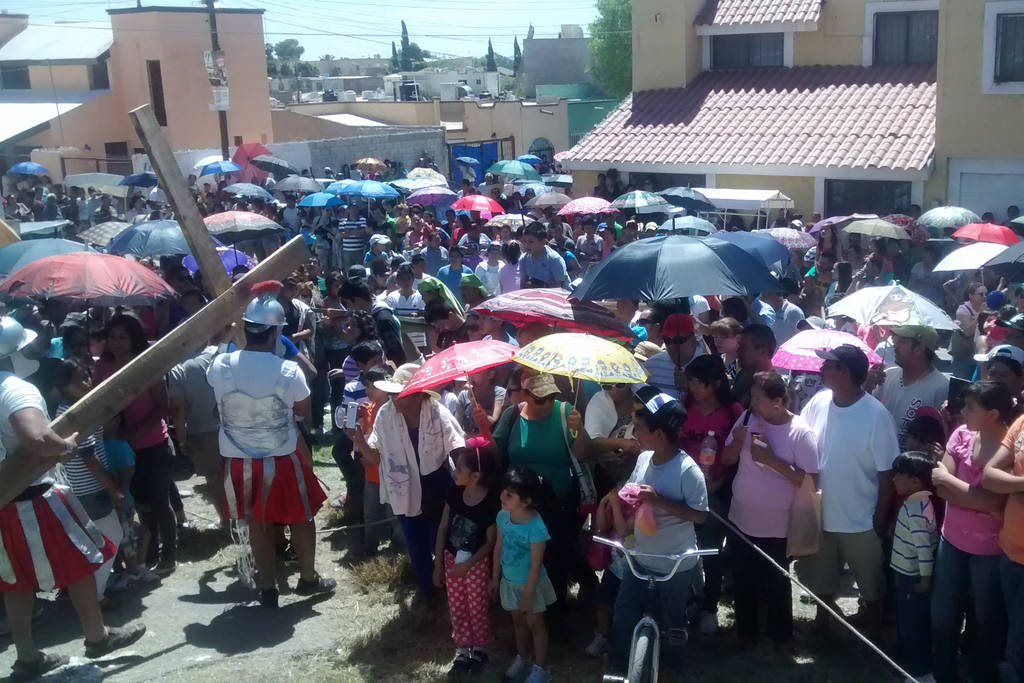 Vivirán la pasión. Este día se realiza el tradicional Viacrucis de la parroquia Santa Rosa de Lima en Gómez Palacio.
