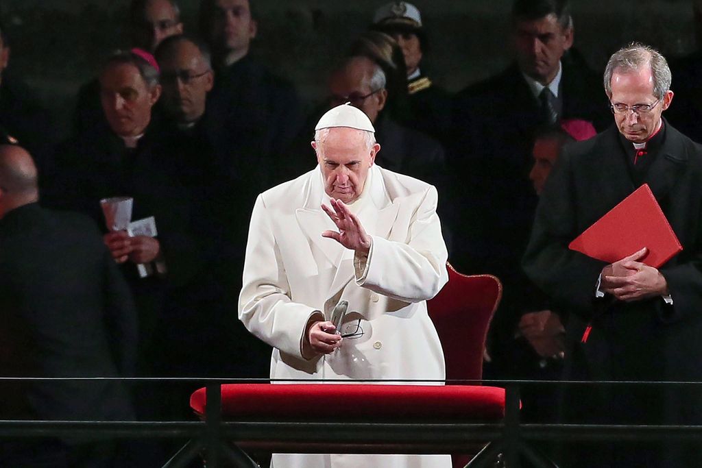 El Papa recordó a los cristianos 'asesinados, quemados vivos, degollados y decapitados por las bárbaras espadas y el silencio infame'. (EFE)