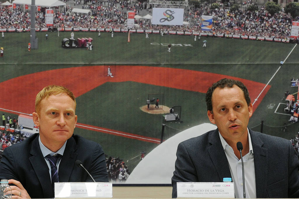 Dominick Balsamo, representante MLB, y Horacio de la Vega, director del Indeporte, durante conferencia  de prensa.  (Jam Media)