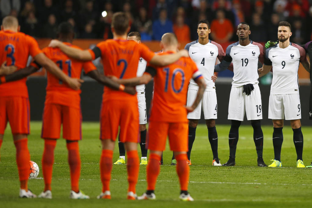 Se brindó un minuto de silencio en memoria del exfutbolista holandés Johan Cruyff, fallecido un día antes. (AP)