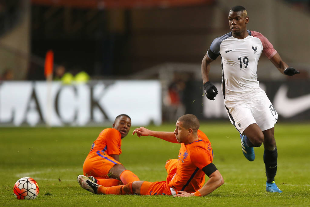 Paul Pogba elude a un par de defensas holandeses durante el partido de ayer. (AP)