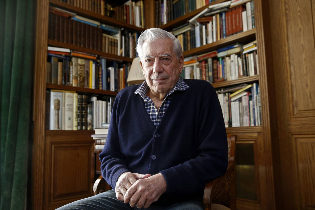 En España. El escritor Mario Vargas Llosa, durante una entrevista en su residencia actual, la casa que comparte en Puerta de Hierro (Madrid) con su pareja sentimental, Isabel Preysler.