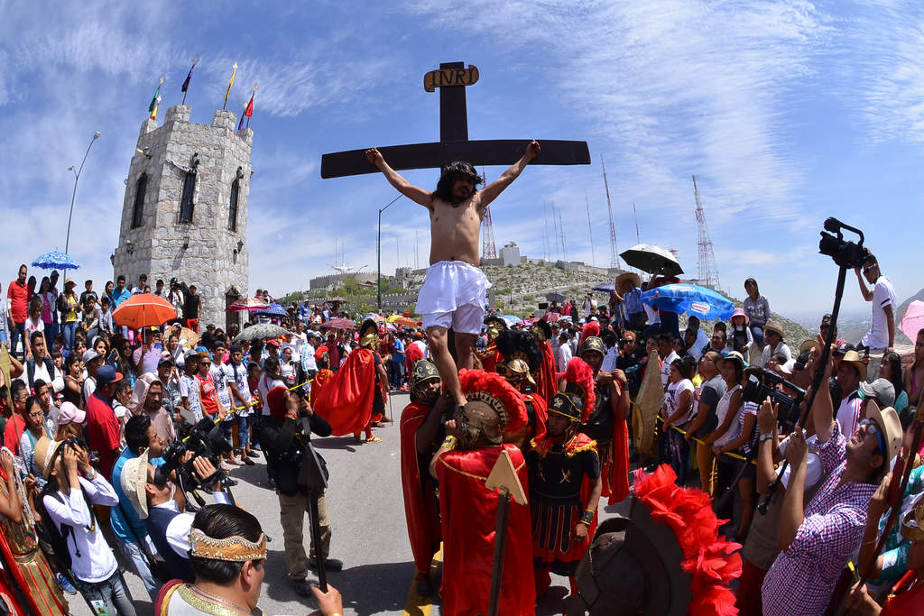 Pasión. Federico Núñez, por cuarto año consecutivo, encarnó el papel de Jesús; la crucifixión es una de las escenas más impactantes. (FERNANDO COMPEÁN) 