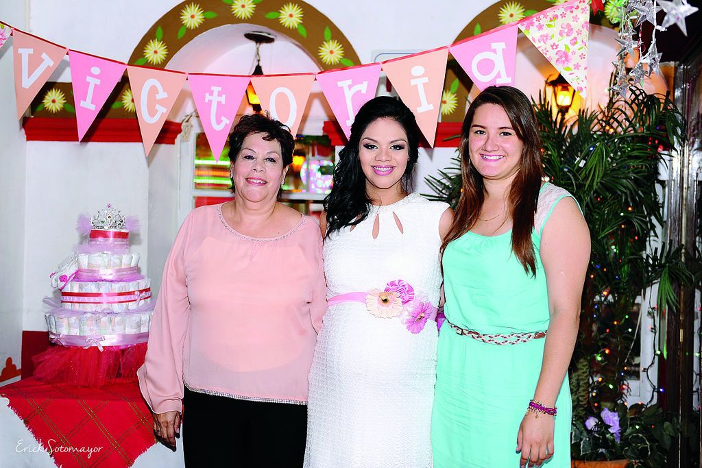 Sra. de Batres y Andrea Cabello fueron las anfitrionas de esta tierna fiesta de canastilla.
