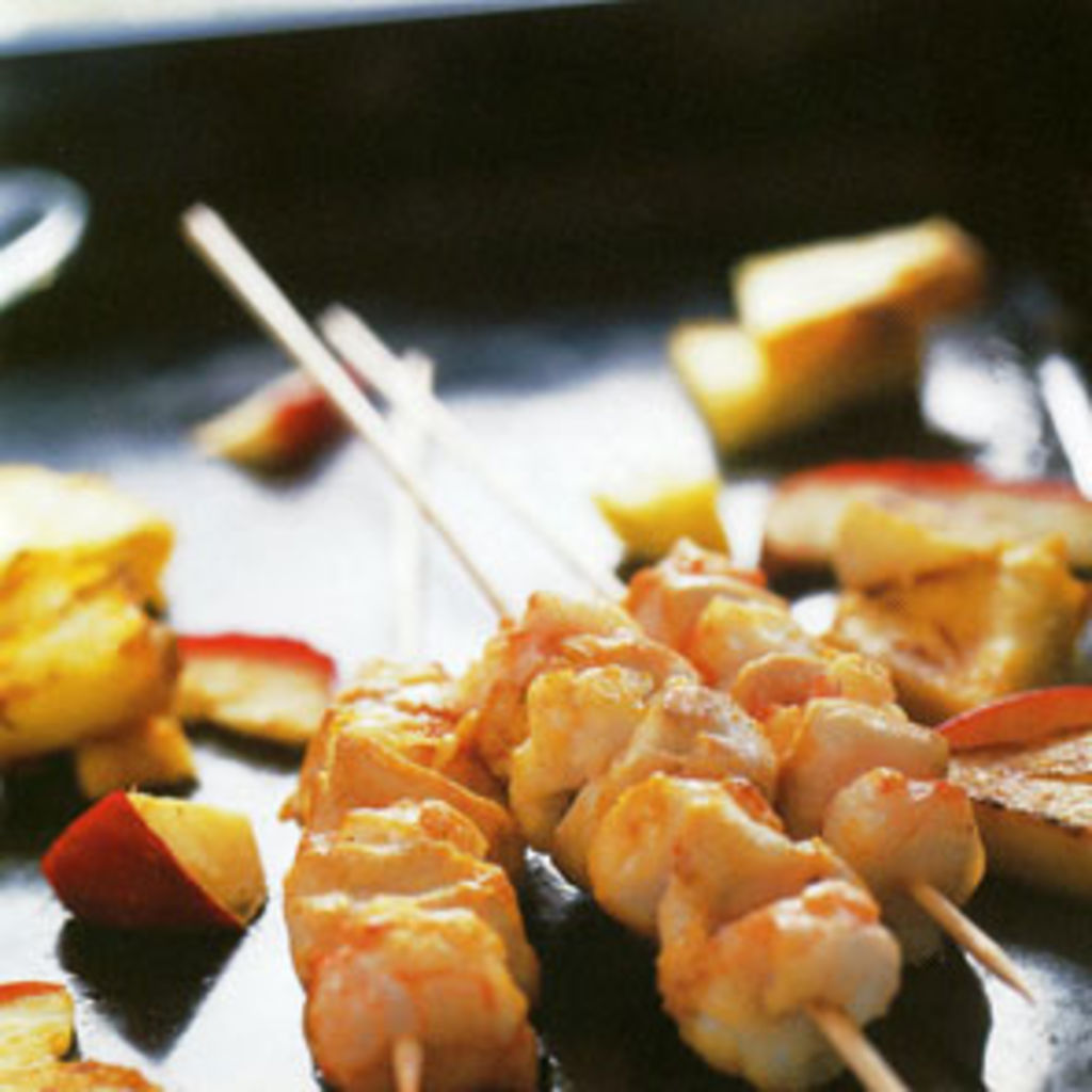 Pinchos adobados de pollo y cigalas