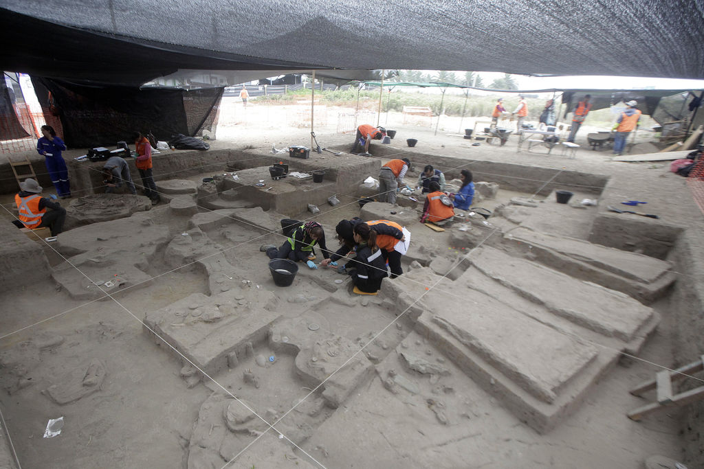 Desde el descubrimiento, en julio pasado, un equipo de 30 arqueólogos y otros 50 expertos trabaja en los 452 pozos que se han excavado para reconocer la zona, repleta de importantes restos materiales de longeva data. (EFE)