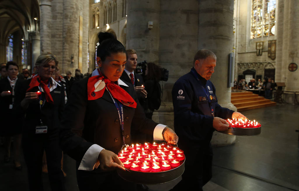 Oración. La catedral de San Miguel y Santa Gúdula en Bruselas se realizó una misa en honor  a las 35 víctimas mortales.