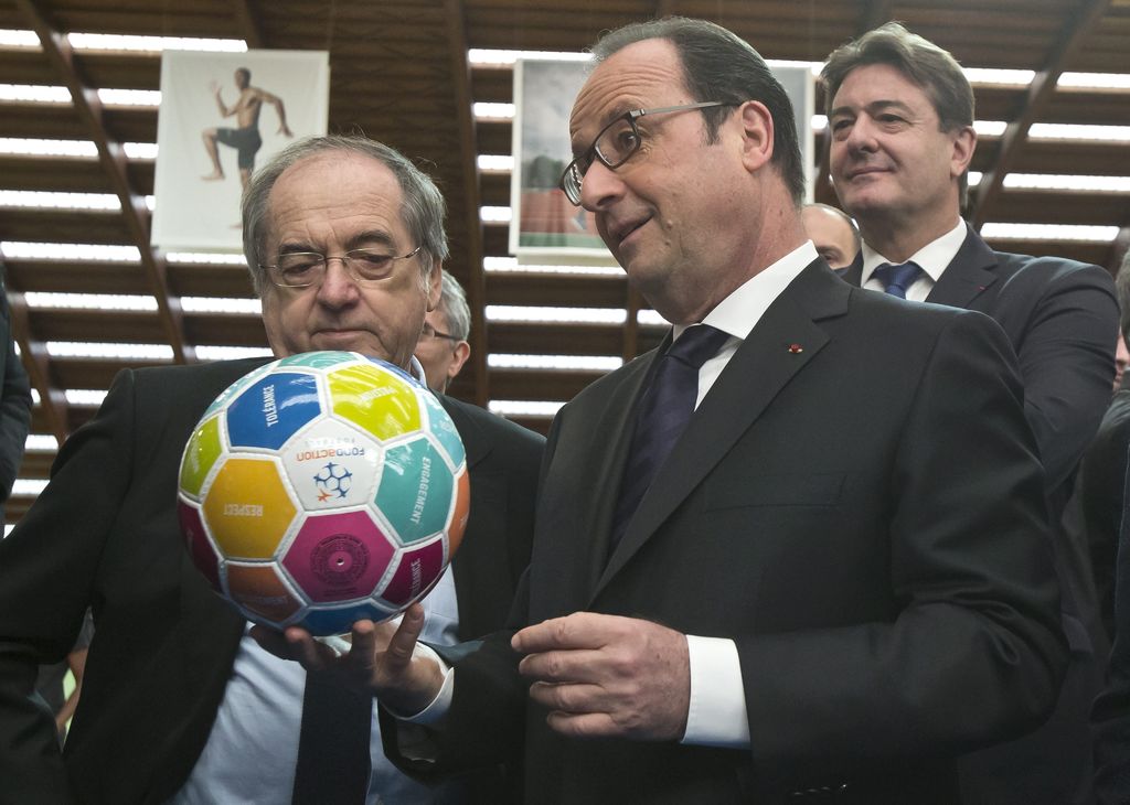 Hollande dijo: 'debemos demostrar que el deporte, al igual que la cultura, que nuestro estilo de vida, no se rendirá ante esta presión ni esta amenaza'.