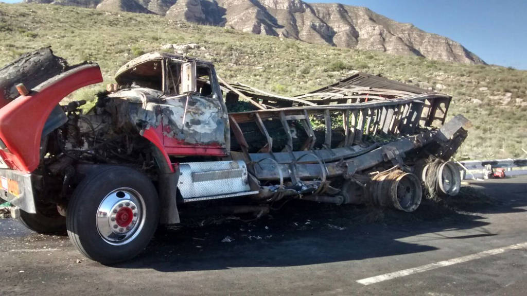 Siniestro. Se incendia camión cargado con chile serrano, del incidente no se reportaron lesionados. (EL SIGLO DE TORREÓN)